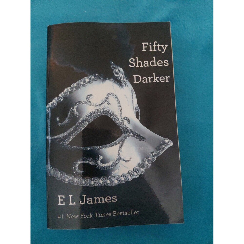 Fifty Shades Darker : Book Two of the Fifty Shades Trilogy by E. L. James (2012,